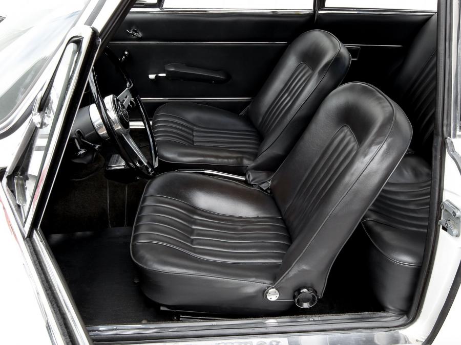 Интерьер Alfa Romeo Giulia Sprint GT (105) 1963 года  (фото 6 из 12)